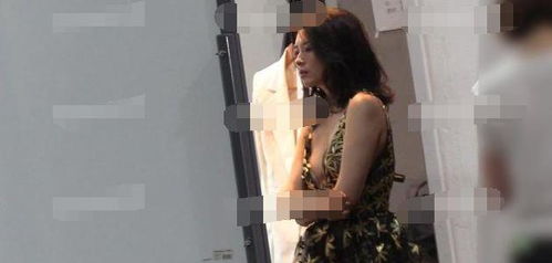 章子怡近照曝光，时尚造型显身材微凸引猜测