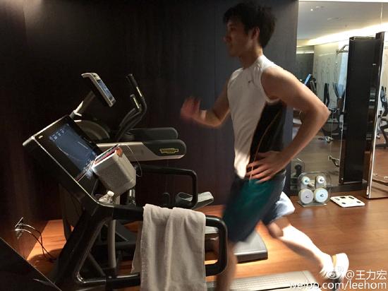 王力宏深夜锻炼展现健硕手臂，网友热切期待秀胸肌风采